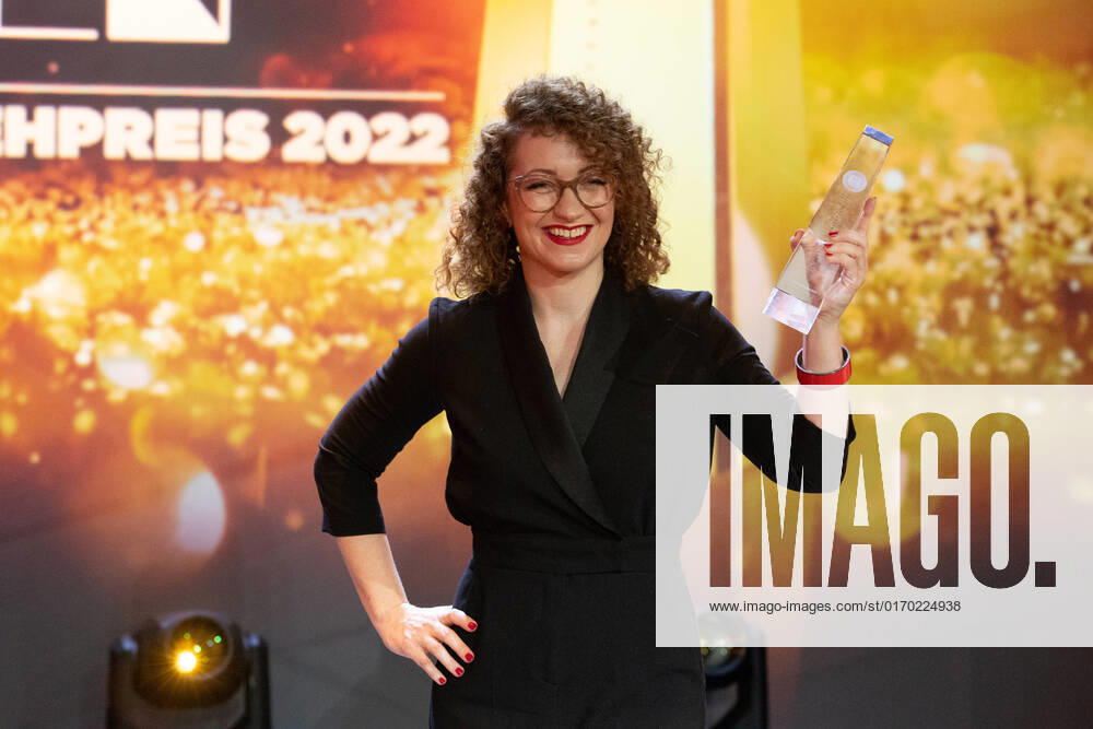Preistraegerin Janine DAUTERICH Roter Teppich, Red Carpet Show, Ankunft, arrival, Verleihung des Deutschen Fernsehpreises, Die Nacht der Kreativen - Der Deutsche Fernsehpreis 2022, Deutscher Fernsehpreis 2022 in Koeln, am 13.09.2022.