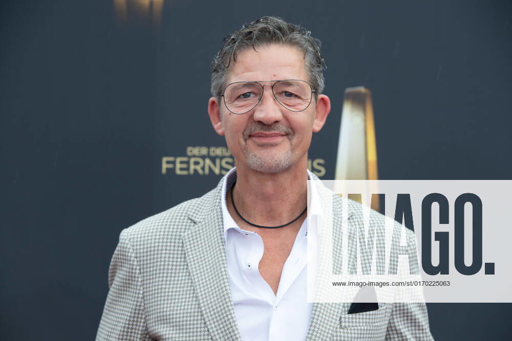 Robert MATT, Musiker, Roter Teppich, Red Carpet Show, Ankunft, arrival, Verleihung des Deutschen Fernsehpreises, Die Nacht der Kreativen - Der Deutsche Fernsehpreis 2022, Deutscher Fernsehpreis 2022 in Koeln, am 13.09.2022.