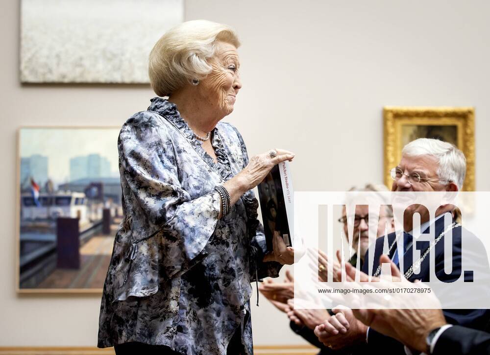 2022-10-01 16:05:29 THE HAGUE - Princess Beatrix during the opening of the anniversary exhibition 175 years Pulchri Studio. Pulchri Studio was founded on January 23, 1847 by the painters Hardenberg, Roelofs, Van Hove and Weissenbruch to promote the interests of the visual arts and hold art appreciations. In 1901, the current location on Lange Voorhout in The Hague was taken into use. ANP KOEN VAN WEEL netherlands out - belgium out