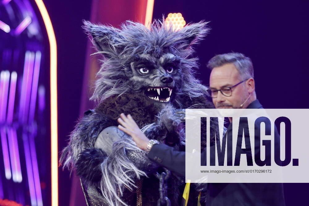 Bilder des Jahres 2022, Entertainment 10 Oktober Entertainment Themen der Woche KW39 Moderator Matthias Opdenhövel neben dem Kostüm Der Werwolf in der 1. Live Show der 7. Staffel The Masked Singer 2022 in den MMC Studios Köln-Ossendorf. Köln, 01.10.2022 NRW Deutschland