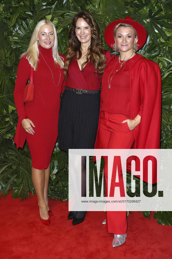 Jacqueline Pojer, Yvonne Bhatia und Ella Deck bei der The Show 2022 Opening Party im Schuppen 52. Hamburg
