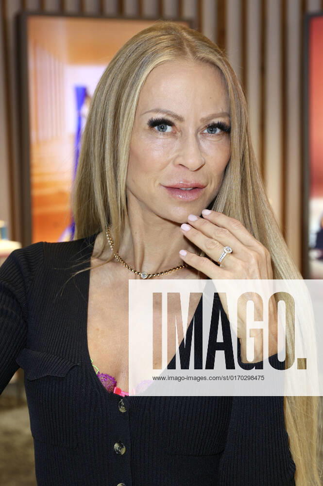 Jenny Elvers mit Schmuck von Krone by Kim bei der The Show 2022 Opening Party im Schuppen 52. Hamburg