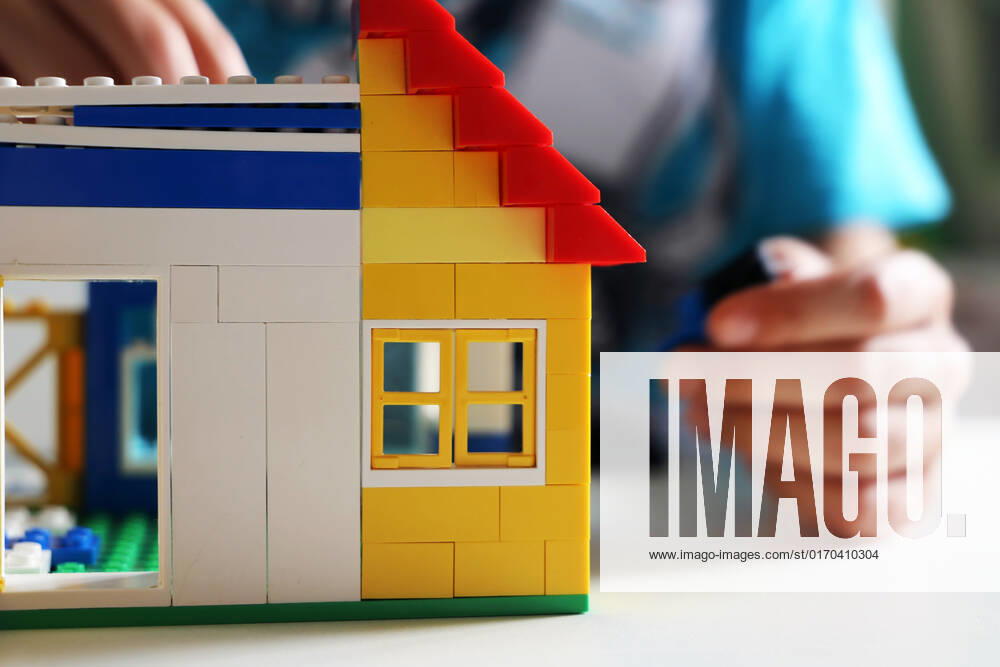 Junge baut mit Bausteinen ein Haus (Model released)