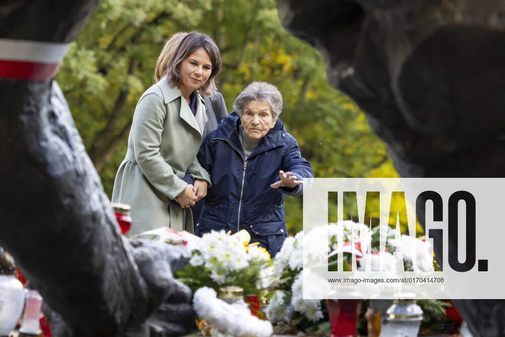 Annalena Baerbock (Buendnis 90 Die Gruenen), Bundesaussenministerin, besucht den Friedhof fuer die Aufstaendigen von Warschau. Hier mit der Ueberlebenden Wanda Traczyk-Stawska. Warschau Polen