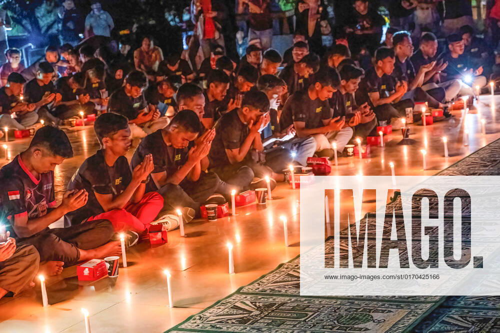 Soccer supporters offer prayers for the victims of the Kanjuruhan Stadium tragedy. The Kendari City Football Supporting Community held a prayer for the supporters of the Malang Arema Club who died in the tragedy at the Kanjuruhan Stadium, Malang. Kendari Indonesia - ZUMAs197 20221004_zab_s197_012