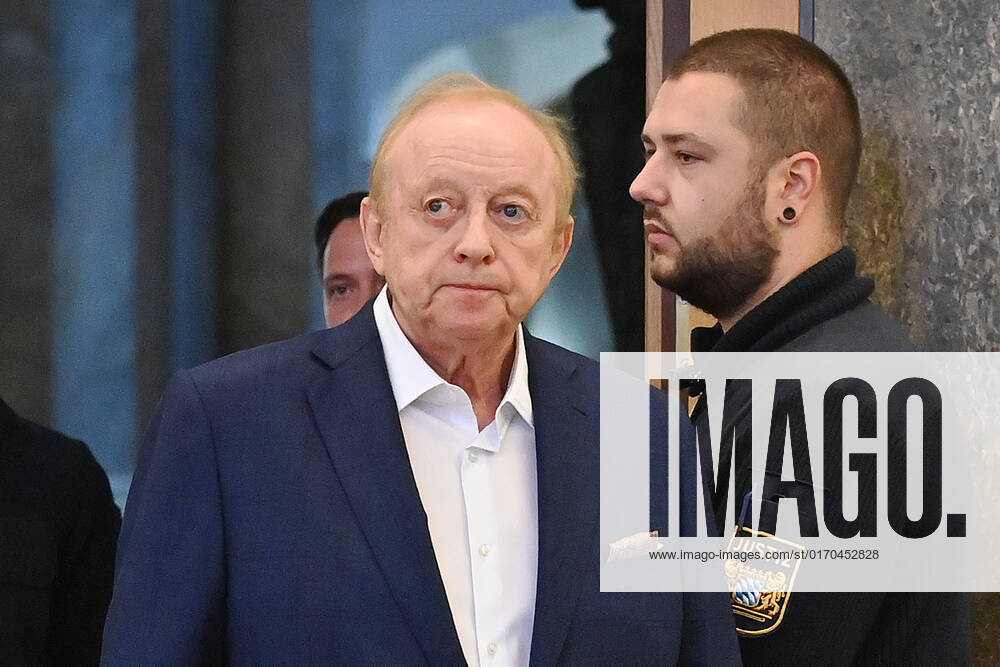 Alfons SCHUHBECK betritt den Sitzungssaal. Prozessauftakt im Strafverfahren gegen Alfons SCHUHBECK wegen Steuerhinterziehung (ãIngwerÒ) vor dem Oberlandesgericht Muenchen OLG II am 05.10.2022