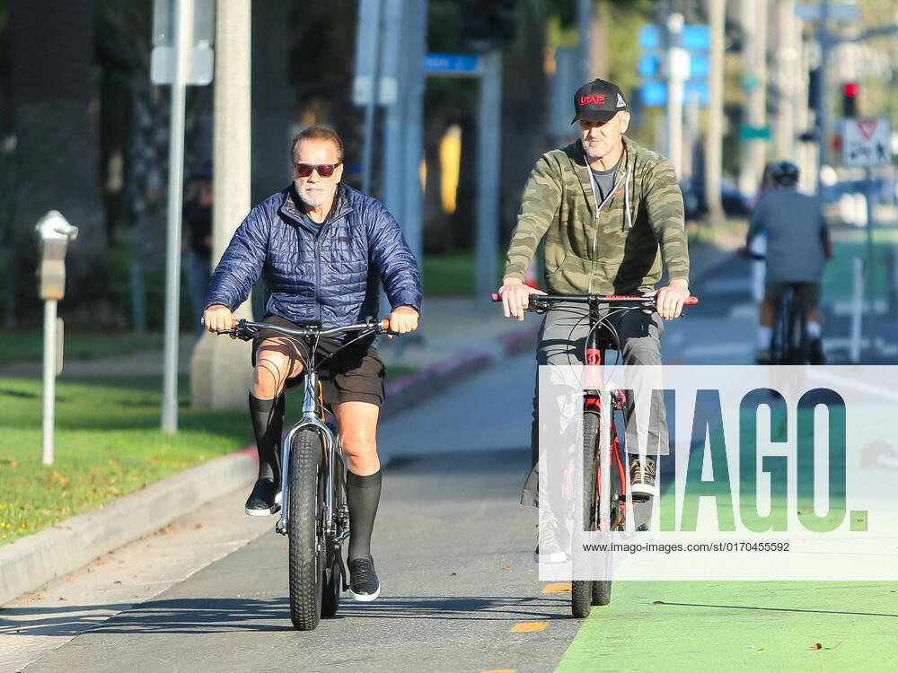 Bilder des Jahres 2022, Entertainment 10 Oktober Entertainment Themen der Woche KW40 Arnold Schwarzenegger Out On A Bike Ride Featuring: Arnold Schwarzenegger Where: Los Angeles, California, United States When: 04 Oct 2022 Credit: BauerGriffin INSTARimages.com Cover Images