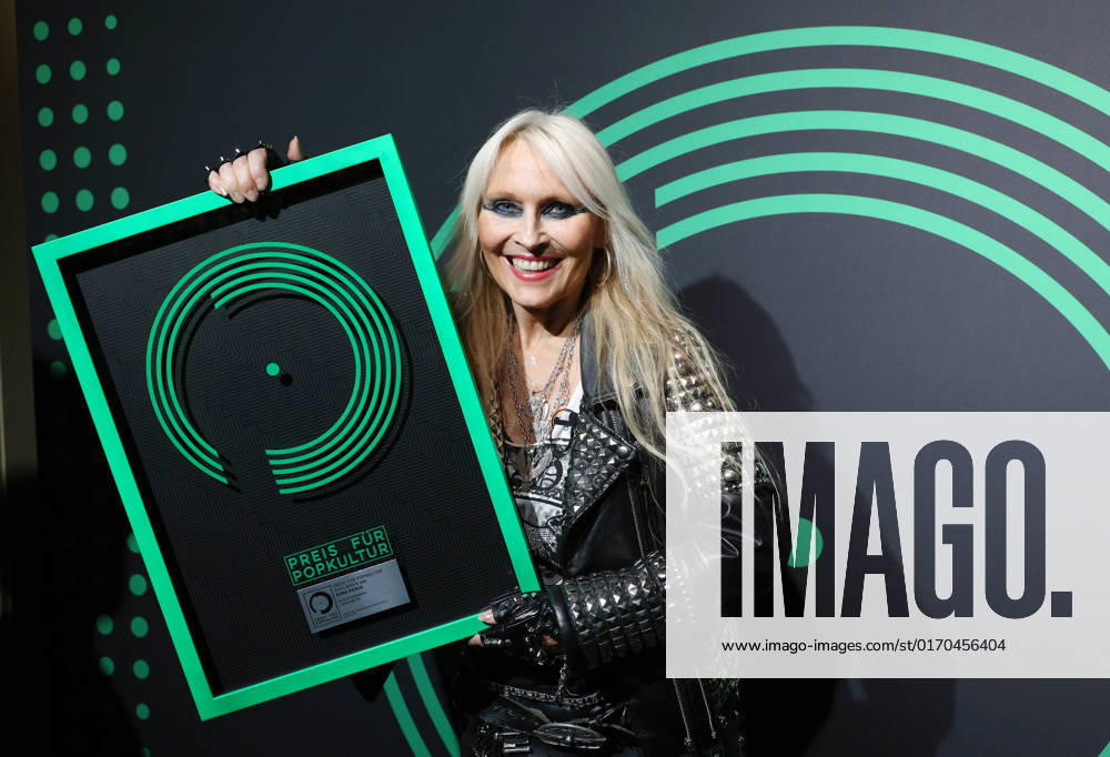 Bilder des Jahres 2022, Entertainment 10 Oktober Entertainment Themen der Woche KW40 04.10.2022, Berlin - Deutschland. Preis für Popkultur, Event im Admiralspalast. Doro Pesch bekommt den Preis für ihr Lebenswerk.