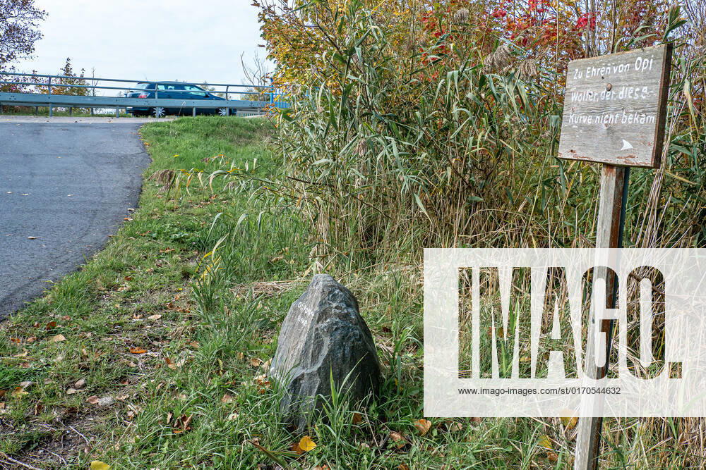 Die Radler-Gedächtnis-Kurve am Bodden in Ribnitz-Damgarten - 05.10.2022: Symbolbild: Kurioses - Die Radler-Gedächtnis-Kurve am Saaler Bodden in Ribnitz-Damgarten: Zu Ehren von Opi Wolter, der diese Kurve nicht bekam. Hoffentlich hat er es überlebt. Vorsicht ist angesagt, denn der Radweg ist kurvenreich. 05.10.2022 Ribnitz-Damgarten Mecklenburg-Vorpommern Deutschland
