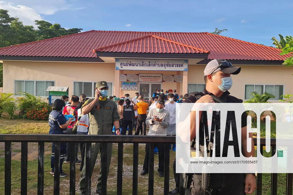Thailand, Mehr als 30 Tote bei Angriff auf Kindergarten in Na Klang, Provinz Nong Bua Lamphu (221006) -- NONG BUA LAMPHU, Oct. 6, 2022 () -- A police officer stands guard at the childcare center where a shooting took place in Nong Bua Lamphu province, Thailand, Oct. 6, 2022. The death toll from a mass shooting at a childcare center on Thursday in northeast Thailand s Nong Bua Lamphu province has risen to 38, most of them children, local authorities said. () THAILAND-NONG BUA LAMPHU-MASS SHOOTING Xinhua