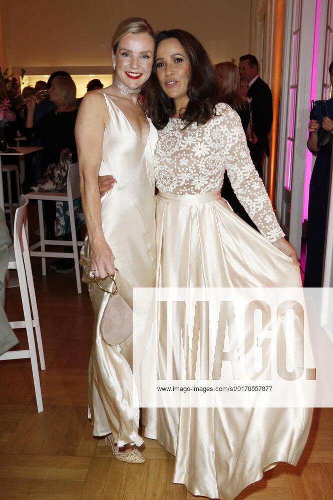 Kim-Sarah Brandts und Nandini Mitra bei der 11. Verleihung des EMOTION Award 2022 im Curio Haus. Hamburg