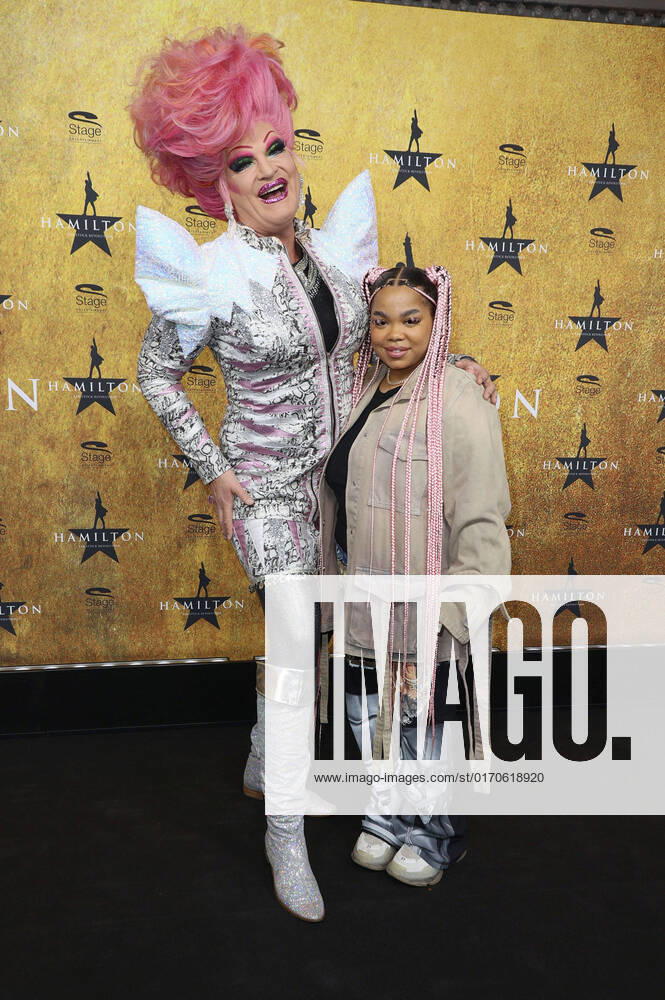 Bilder des Jahres 2022, Entertainment 10 Oktober Entertainment Themen der Woche KW40 Olivia Jones und Zoe Wees bei der Premiere des Musicals Hamilton im Operettenhaus. Hamburg