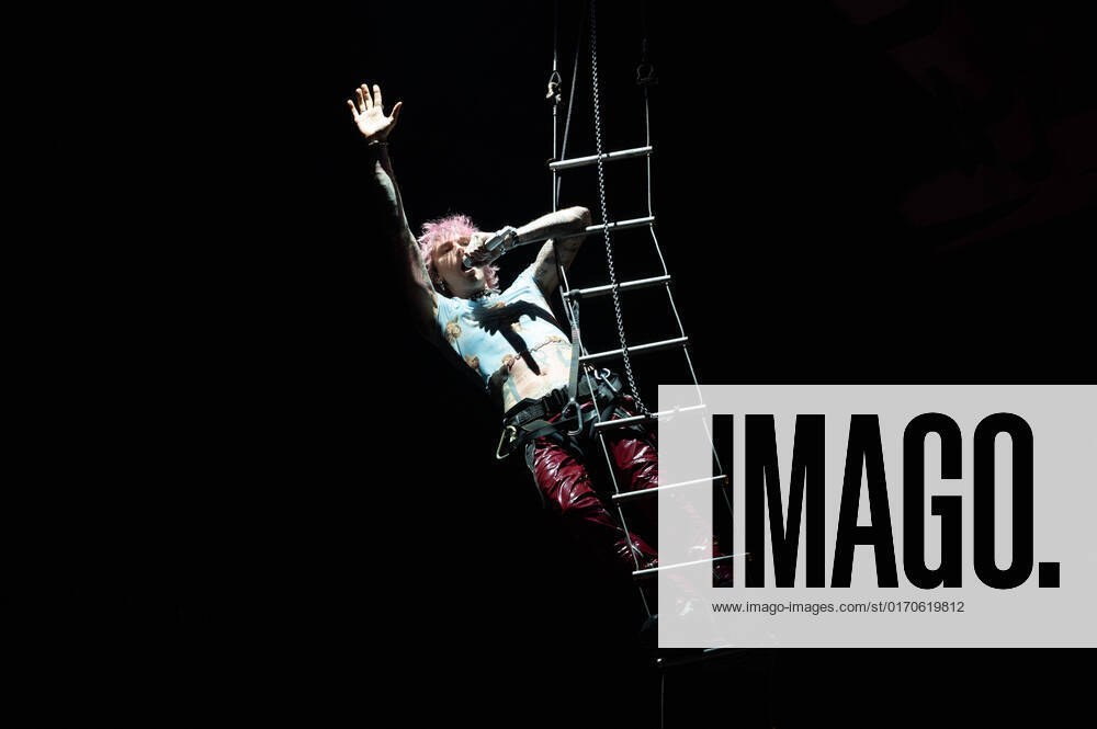 Bilder des Jahres 2022, Entertainment 10 Oktober Entertainment Themen der Woche KW40 American rapper Machine Gun Kelly performs at the First Direct Arena in Leeds as part of the Mainstream Sellout Tour Featuring: Robert Colson Baker, Machine Gun Kelly Where: Leeds, Yorkshire, United Kingdom When: 06 Oct 2022 Credit: Graham Finney Cover Images