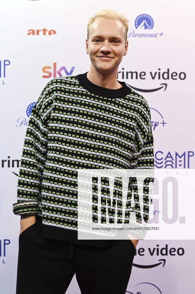 Bruno Alexander bei der Premiere der zweiten Staffel der Amazon Prime Video TV-Serie Die Discounter bei der Opening Night das Seriencamp Festivals 2022 in der Hochschule für Fernsehen und Film. München