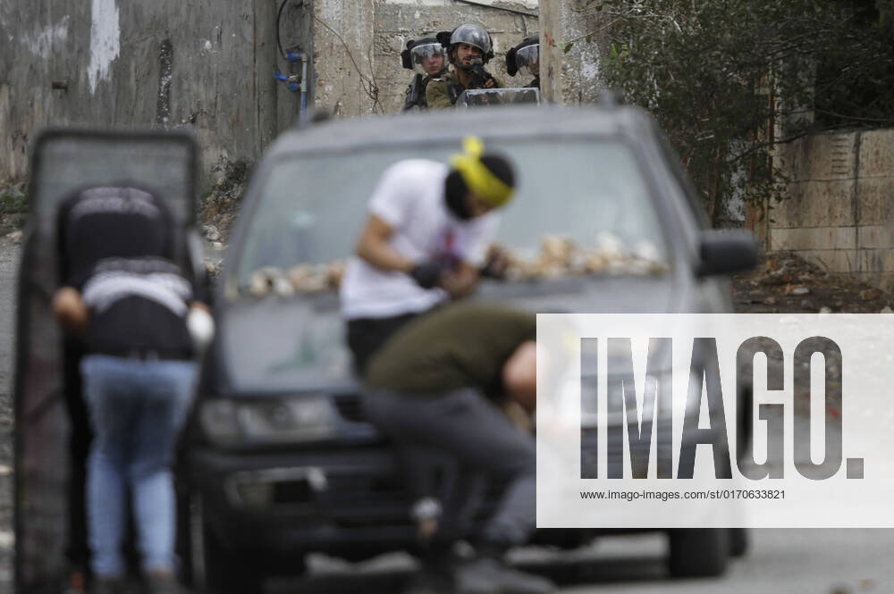 Israeli soldiers seen shooting at the Palestinian protesters, during the demonstration against Israeli settlements in the village of Kafr Qaddoum near the West Bank city of Nablus. Nablus Palestine - ZUMAs197 20221007_zaa_s197_125