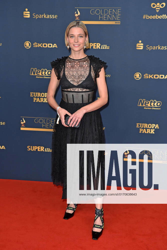 Svenja Jung bei der GOLDENE HENNE 2022 in der Media City in Leipzig am 07.01.2022 - Roter Teppich