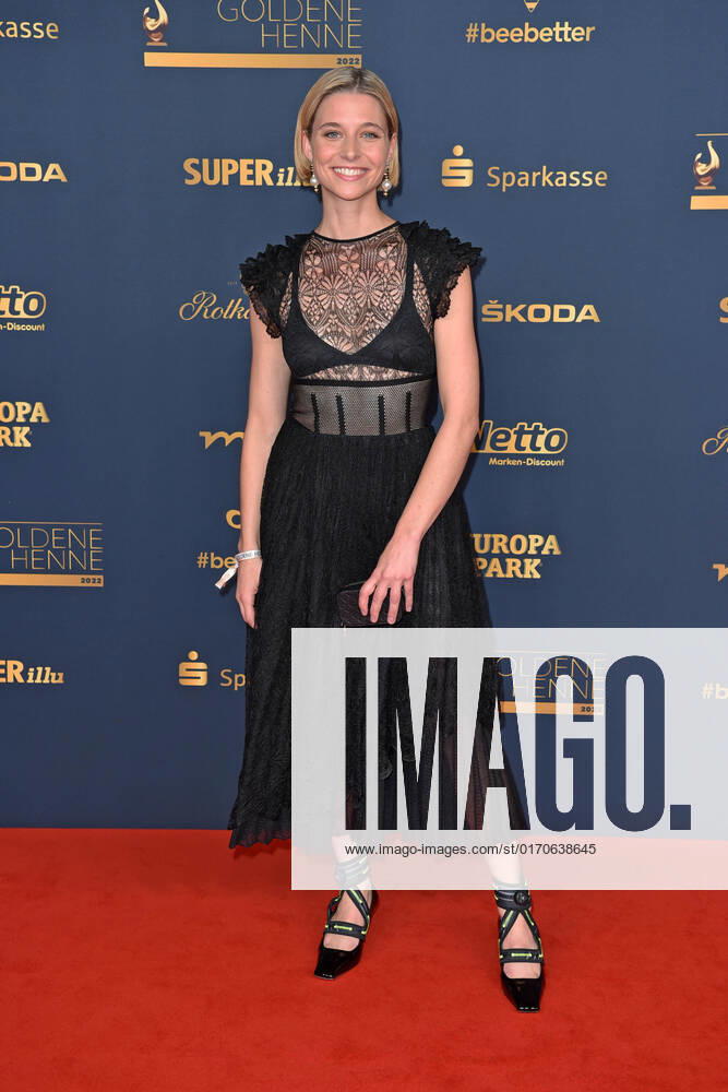 Svenja Jung bei der GOLDENE HENNE 2022 in der Media City in Leipzig am 07.01.2022 - Roter Teppich