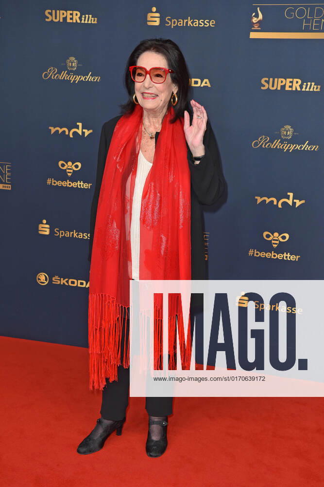 Nana Mouskouri bei der GOLDENE HENNE 2022 in der Media City in Leipzig am 07.01.2022 - Roter Teppich