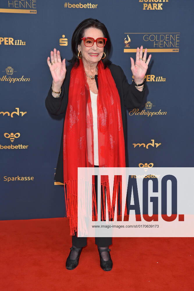 Nana Mouskouri bei der GOLDENE HENNE 2022 in der Media City in Leipzig am 07.01.2022 - Roter Teppich