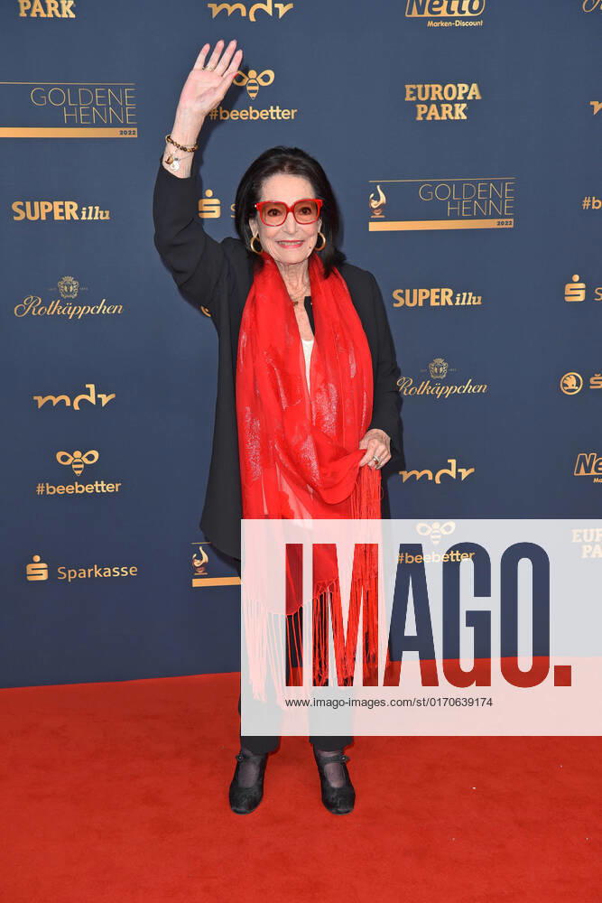 Nana Mouskouri bei der GOLDENE HENNE 2022 in der Media City in Leipzig am 07.01.2022 - Roter Teppich