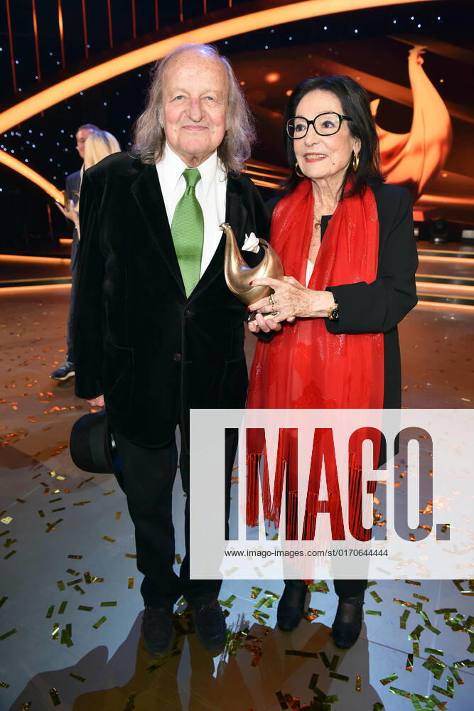 Nana Mouskouri mit Ehemann Andre Chapelle bei der GOLDENE HENNE 2022 in der Media City in Leipzig am 07.10.2022 - Aftershowparty