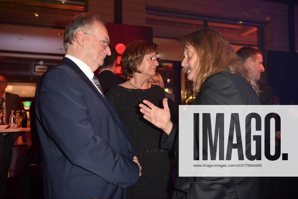 Reiner Haseloff mit Ehefrau Gabriele Haseloff, Leslie Mandoki bei der GOLDENE HENNE 2022 in der Media City in Leipzig am 07.10.2022 - Aftershowparty