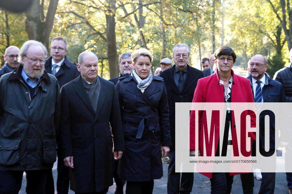 Wolfgang Thierse, Olaf Scholz, Franziska Giffey, Peter Brandt, Saskia Esken und Martin Schulz bei der Kranzniederlegung am Grab des ehemaligen Regierenden Bürgermeisters und Bundeskanzlers Willy Brandt aus Anlass des 30. Todestages auf dem Waldfriedhof Zehlendorf. Berlin