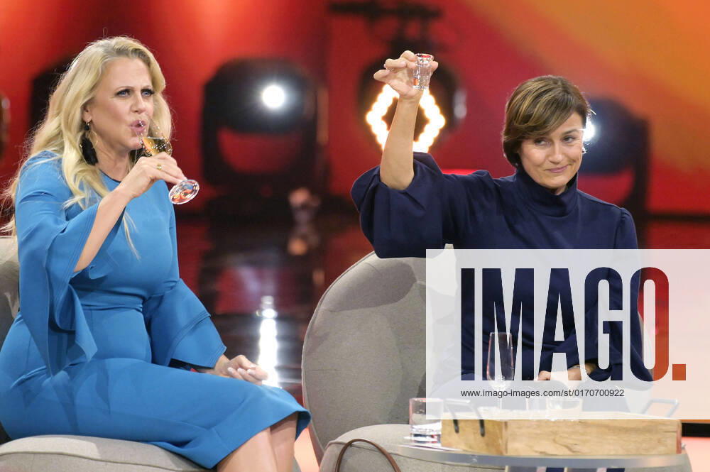 Bilder des Jahres 2022, Entertainment 10 Oktober Entertainment Themen der Woche KW40 Barbara Schöneberger und Sandra Maischberger in der ARD-Unterhaltungsshow Verstehen Sie Spass? live im Studio H in Berlin-Adlershof. Berlin