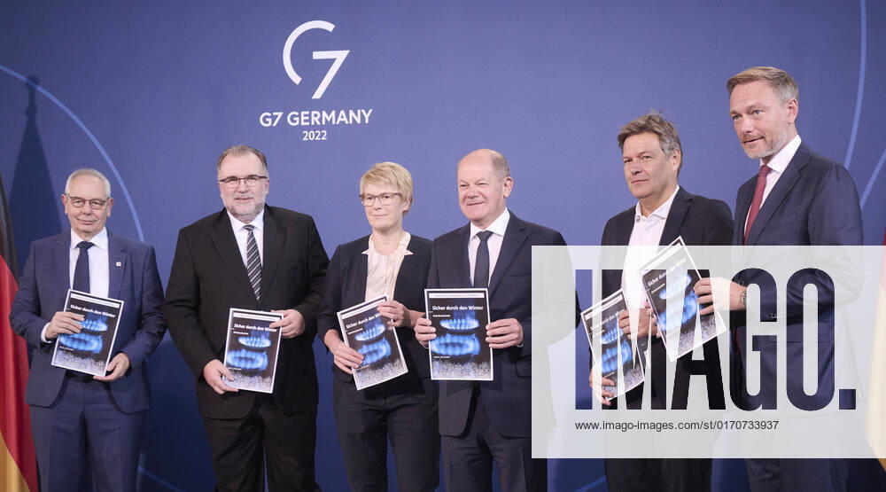 Berlin, Übergabe des Vorschlags der Unabhängigen Kommission Erdgas und Wärme an Scholz, Lindner und Habeck Übergabe des Vorschlags der Unabhängigen Kommission Erdgas und Wärme an Olaf Scholz (Bundeskanzler, SPD), Christian Lindner (Bundesminister der Finanzen, Vizekanzler, FDP) und Robert Habeck (Bundesminister für Wirtschaft und Klimaschutz, Vizekanzler, Bündnis 90 Die Grünen) am 10.10.2022 in Berlin. Berlin Berlin Deutschland