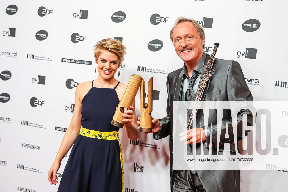 Magdalena Hoffmann und Albrecht Mayer bei der Verleihung des OPUS Klassik Award 2022 im Konzerthaus Berlin am Gendarmenmarkt. OPUS Klassik 2022