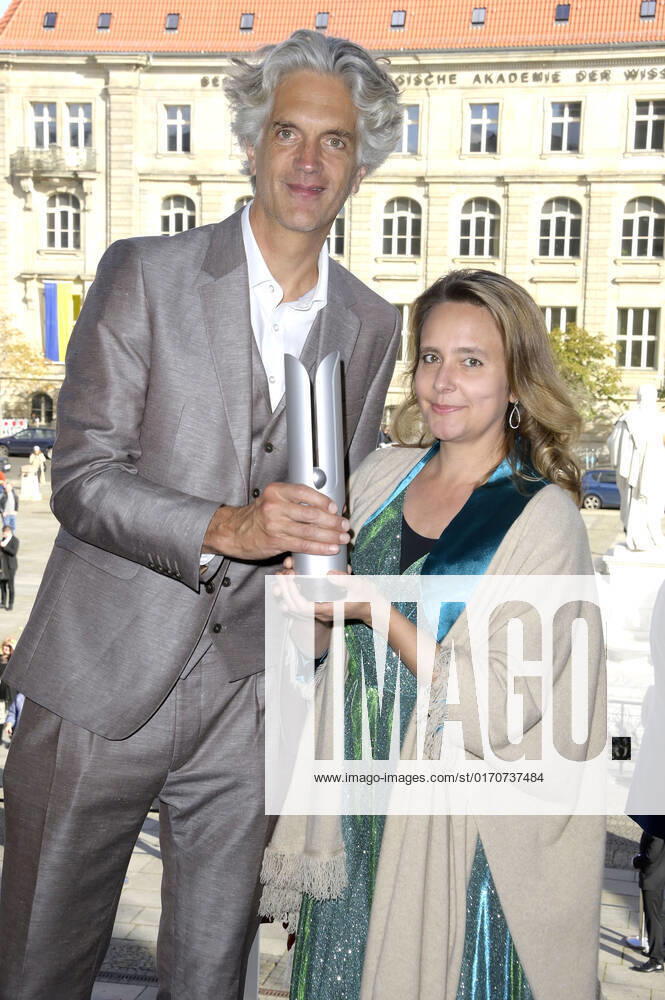 Dominik Wollenweber und Viviane Chassot bei der Verleihung des Opus Klassik 2022 im Konzerthaus am Gendarmenmarkt. Berlin