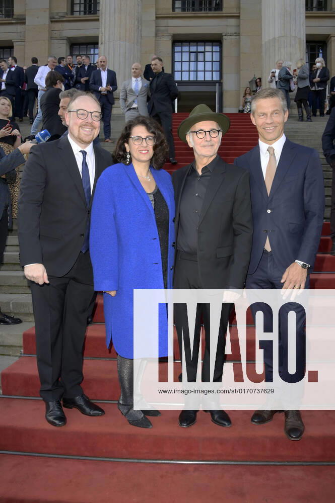 Clemens Trautmann, Kleopatra Sofroniou, Ludovico Einaudi und Frank Briegmann bei der Verleihung des Opus Klassik 2022 im Konzerthaus am Gendarmenmarkt. Berlin