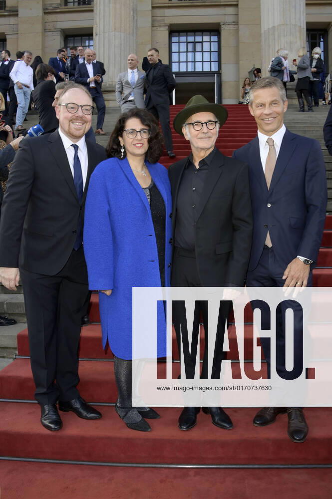 Clemens Trautmann, Kleopatra Sofroniou, Ludovico Einaudi und Frank Briegmann bei der Verleihung des Opus Klassik 2022 im Konzerthaus am Gendarmenmarkt. Berlin