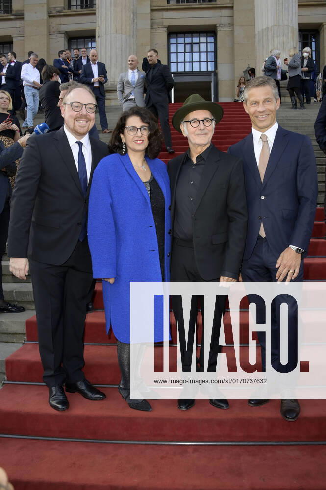 Clemens Trautmann, Kleopatra Sofroniou, Ludovico Einaudi und Frank Briegmann bei der Verleihung des Opus Klassik 2022 im Konzerthaus am Gendarmenmarkt. Berlin