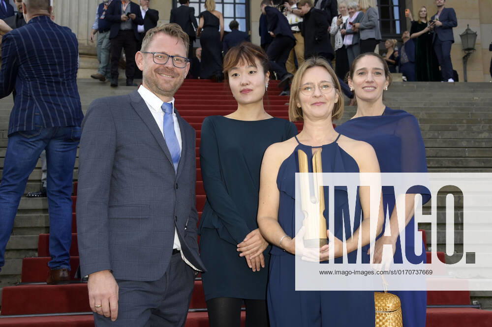 Gast, Suyeon Kang, Bettina Lange und Jennifer Anschel bei der Verleihung des Opus Klassik 2022 im Konzerthaus am Gendarmenmarkt. Berlin