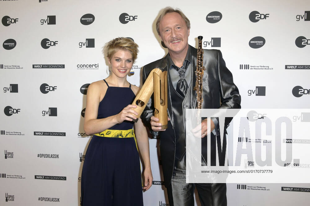Magdalena Hoffmann und Albrecht Mayer bei der Verleihung des Opus Klassik 2022 im Konzerthaus am Gendarmenmarkt. Berlin