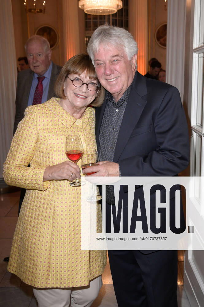 Rolf Zuckowski mit Ehefrau Monika bei der Verleihung des Opus Klassik 2022 im Konzerthaus am Gendarmenmarkt. Berlin