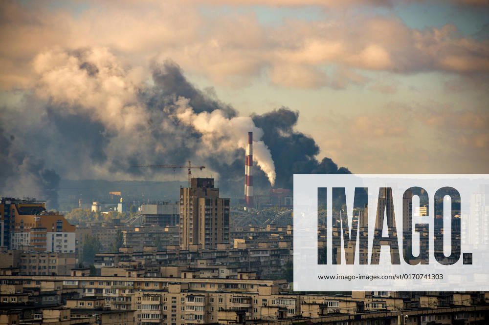 Ukraine-Konflikt, Raketenangriff auf Kiew KYIV, UKRAINE - OCTOBER 10, 2022 - Black smoke rises over the Ukrainian capital as a result of russian missile attacks, Kyiv, capital of Ukraine.