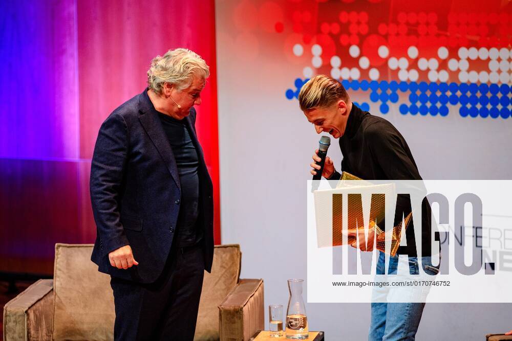 2022-10-10 14:21:33 UTRECHT - Singer Rene Froger receives the Buma NL Award in the category Most Successful Single from Mart Hoogkamer in TivoliVredenburg. ANP LEVIN DEN BOER netherlands out - belgium out