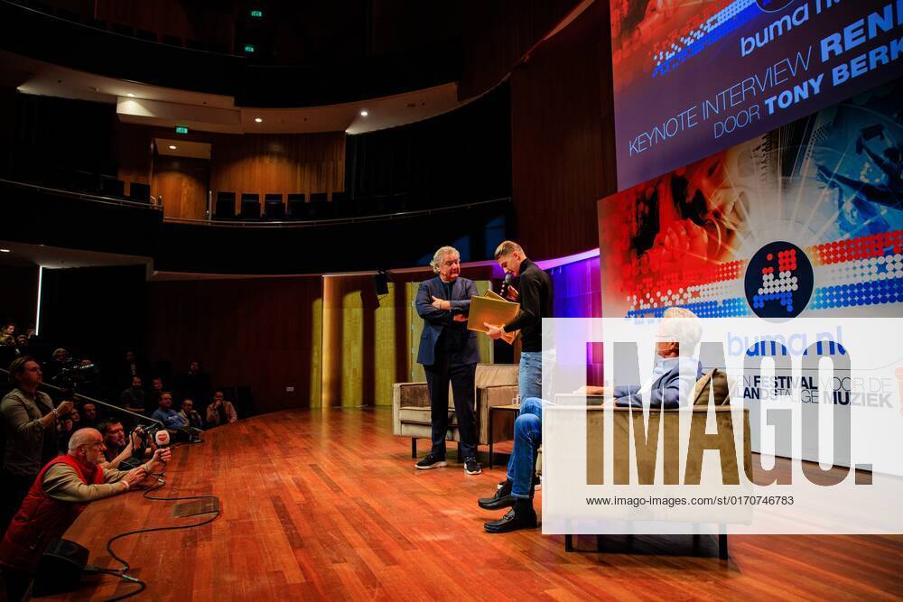 2022-10-10 14:21:57 UTRECHT - Singer Rene Froger receives the Buma NL Award in the category Most Successful Single from Mart Hoogkamer in TivoliVredenburg. ANP LEVIN DEN BOER netherlands out - belgium out