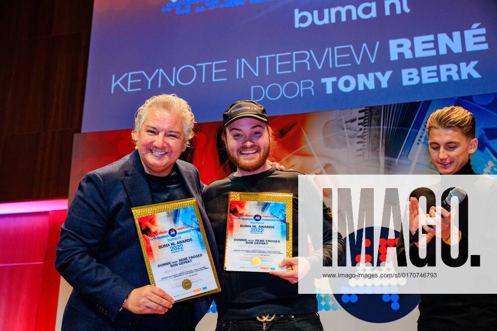 2022-10-10 14:25:11 UTRECHT - Singer Rene Froger and Donnie receive the Buma NL Award in the category Most Successful Single from Mart Hoogkamer in TivoliVredenburg. ANP LEVIN DEN BOER netherlands out - belgium out
