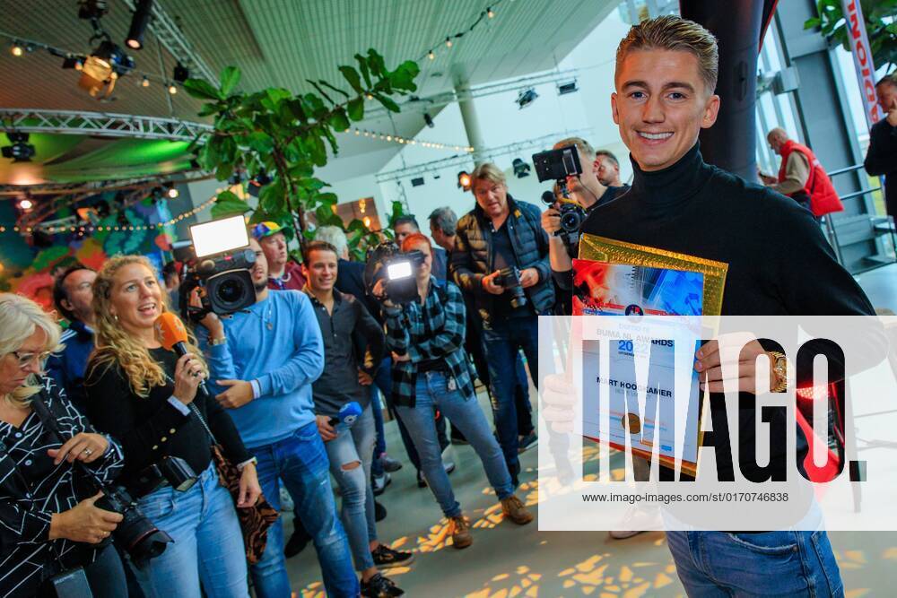 2022-10-10 15:16:02 UTRECHT - Singer Mart Hoogkamer receives the Buma NL Award in the category Best Live Act in TivoliVredenburg. ANP LEVIN DEN BOER netherlands out - belgium out
