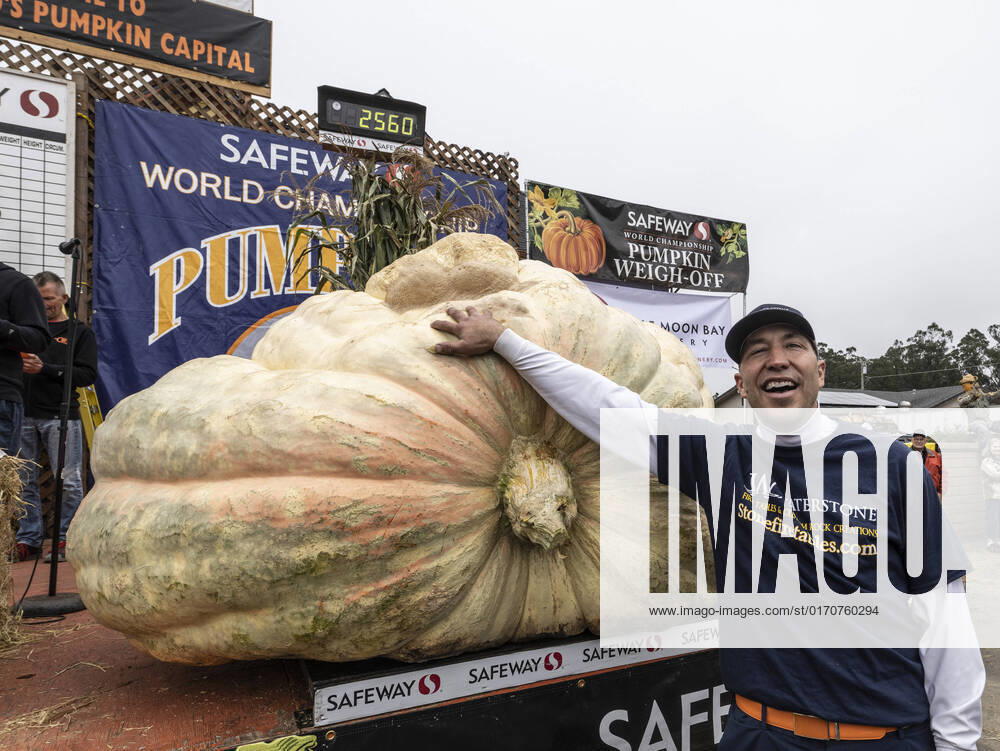 Travis Gienger of Anoka, Minnesota poses with his 2,560 pound winner at the World Championship Pumpkin Weigh-off in Half Moon Bay, California on Monday, October 10, 2022. His 2,560 pound squash set a U.S. record. 1 SXP2022101018 TERRYxSCHMITT