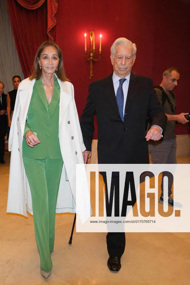 Isabel Preysler and Author Mario Vargas Llosa attend the Madrileno del Ano 2022 awards at the Royal Theater in Madrid. Madrid Spain - ZUMAs197 20221010_zaa_s197_397