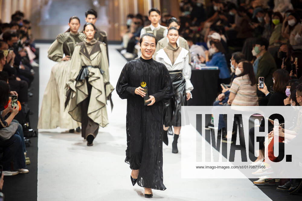 Bilder des Jahres 2022, Entertainment 10 Oktober Entertainment Themen der Woche KW41 October 13, 2022, Taipei, Taipei, Taiwan, China, Republic of China: Hu Jun Cheng holds the first prize when the models present winning collection Century of sword during Fashion Week Designer Award Ceremony in Taipei, Taiwan on 13 10 2022 by Taipei Taiwan, China, Republic of China - ZUMAw80_ 20221013_zaf_w80_004