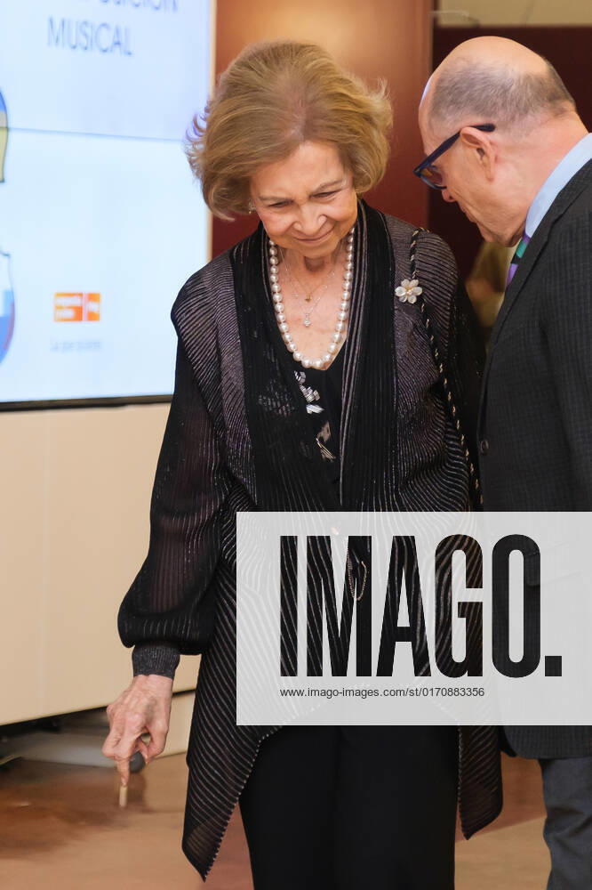 Queen Sofia attends the presentation of the XXXIX Queen Sofia Award for Musical Composition to Nuria Nunez for her work Enjambres at the Teatro Monumental in Madrid. Madrid Spain - ZUMAs197 20221013_zaa_s197_122