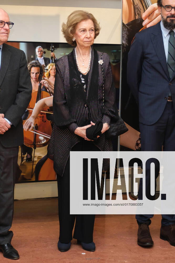 Queen Sofia attends the presentation of the XXXIX Queen Sofia Award for Musical Composition to Nuria Nunez for her work Enjambres at the Teatro Monumental in Madrid. Madrid Spain - ZUMAs197 20221013_zaa_s197_123