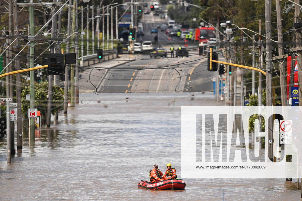 VIC WET WEATHER, SES personal are seen searching floodwaters along Raleigh street in Maribyrnong, Melbourne, Friday, October 14, 2022. Victorian residents have been told to move to higher ground as rain continue to pummel vast swathes of the state, causing flooding and thousands of power outages. ( NO ARCHIVING, , NO USE IN BOOKS WITHOUT CONSENT MELBOURNE VIC AUSTRALIA
