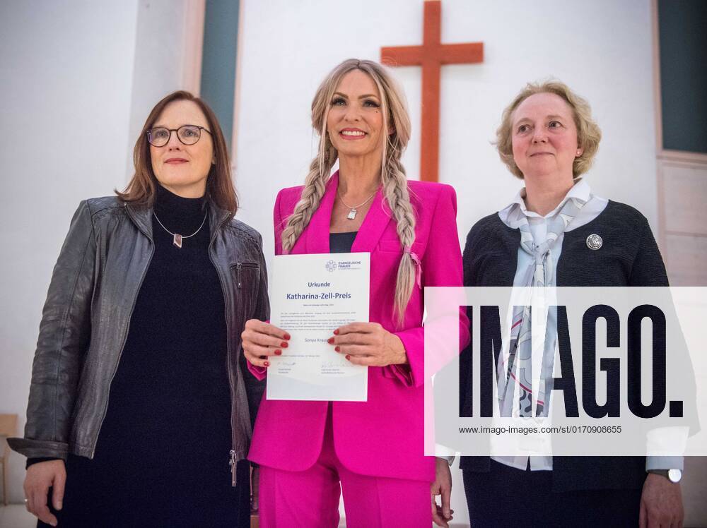 Frankfurt am Main, Der Landesverband Evangelische Frauen in Hessen und Nassau e.V ehrt Moderatorin Sonya Kraus mit dem Katharina-Zell-Preis für ihren mutigen Umgang mit ihrer Brustkrebserkrankung Bild zeigt: der Landesverband Evangelische Frauen in Hessen und Nassau e.V. hat heute Abend Sonya Kraus den Katharina-Zell-Preis verliehen. Die Moderatorin erhält den Preis für ihren mutigen und unerschrockenen Umgang mit ihrer Brustkrebserkrankung. Das Bild zeigt Anja Schwier-Weinrich, geschäftsführende Pfarrerin im Landesverband Evangelische Frauen in Hessen und Nassau e.V, Preisträgerin Sonya Kraus, Christine Schwarzbeck, stellvertretende Vorsitzende im Landesverband Evangelische Frauen in Hessen und Nassau e.V.