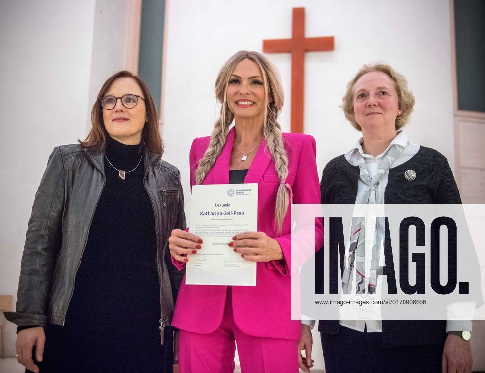 Frankfurt am Main, Der Landesverband Evangelische Frauen in Hessen und Nassau e.V ehrt Moderatorin Sonya Kraus mit dem Katharina-Zell-Preis für ihren mutigen Umgang mit ihrer Brustkrebserkrankung Bild zeigt: der Landesverband Evangelische Frauen in Hessen und Nassau e.V. hat heute Abend Sonya Kraus den Katharina-Zell-Preis verliehen. Die Moderatorin erhält den Preis für ihren mutigen und unerschrockenen Umgang mit ihrer Brustkrebserkrankung. Das Bild zeigt Anja Schwier-Weinrich, geschäftsführende Pfarrerin im Landesverband Evangelische Frauen in Hessen und Nassau e.V, Preisträgerin Sonya Kraus, Christine Schwarzbeck, stellvertretende Vorsitzende im Landesverband Evangelische Frauen in Hessen und Nassau e.V.